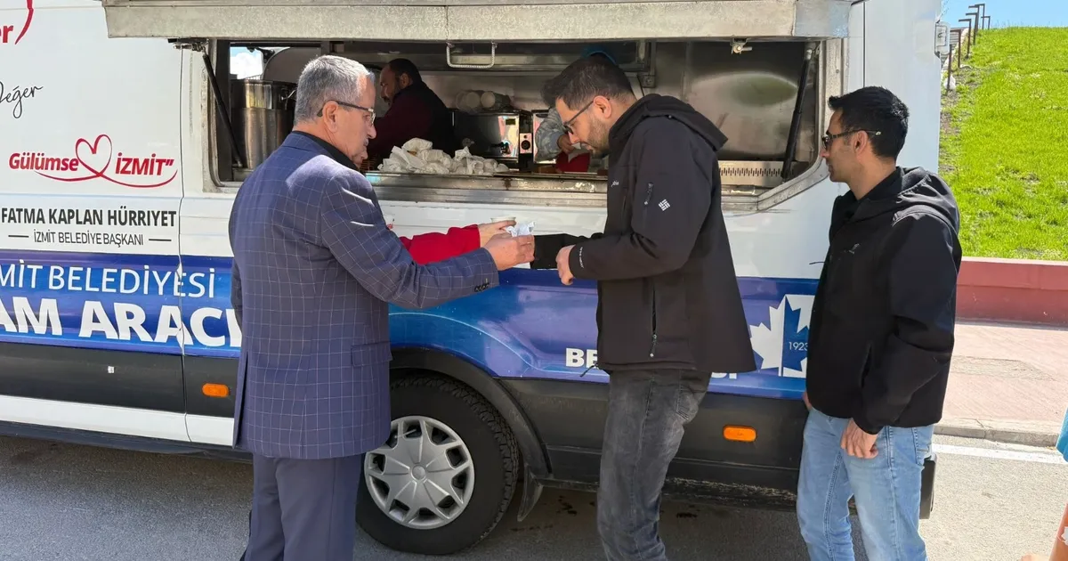 Kocaeli İzmit’te vatandaşlara sıcak ikram