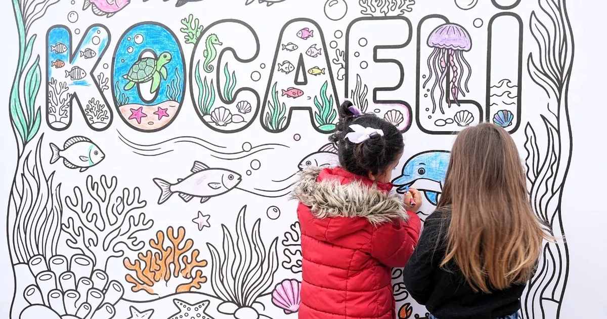 Kocaeli’de dev küp, çocukların dünyası ile renklendi