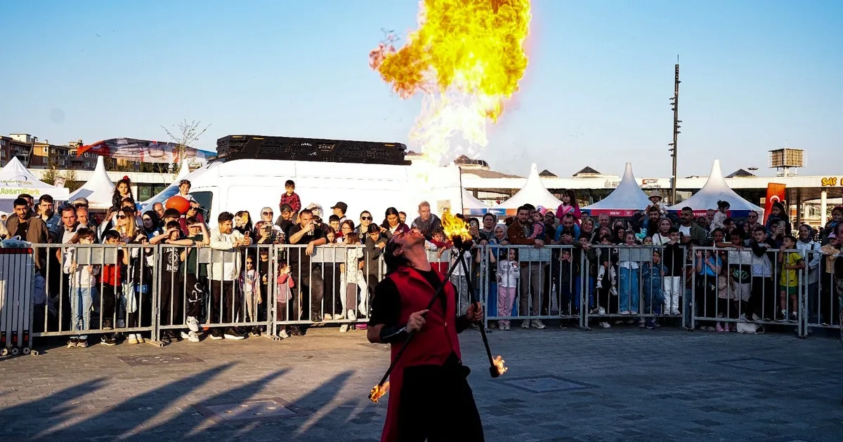 Kocaeli’de havada uçan alevler hayranlıkla izlendi
