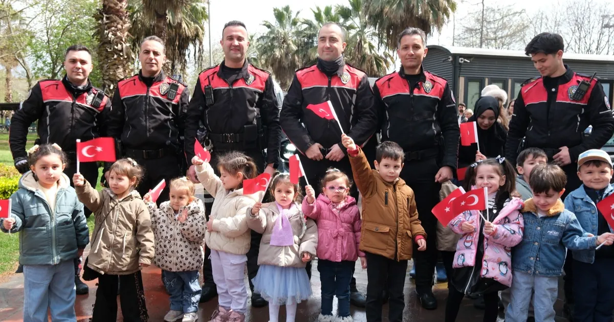 Kocaeli’de minikler polis amcalarını ağırladı