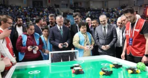 Kocaeli Büyükşehir Belediye Başkanı Tahir Büyükakın, KODELİG’26 Ulusal Robot Yarışması’nın
