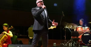 Ahmed Adnan Saygun Sanat Merkezi sahnesinde izleyiciyle buluşan ünlü tenor