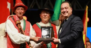 486. Uluslararası Manisa Mesir Macunu Festivali kapsamında düzenlenen fener alayı,