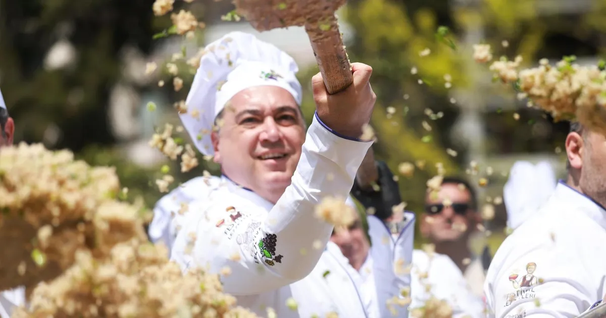 Manisa’nın lezzetleri buluştu… Başkan Dutlulu, mesir baharatlı bahar pilavı pişirdi