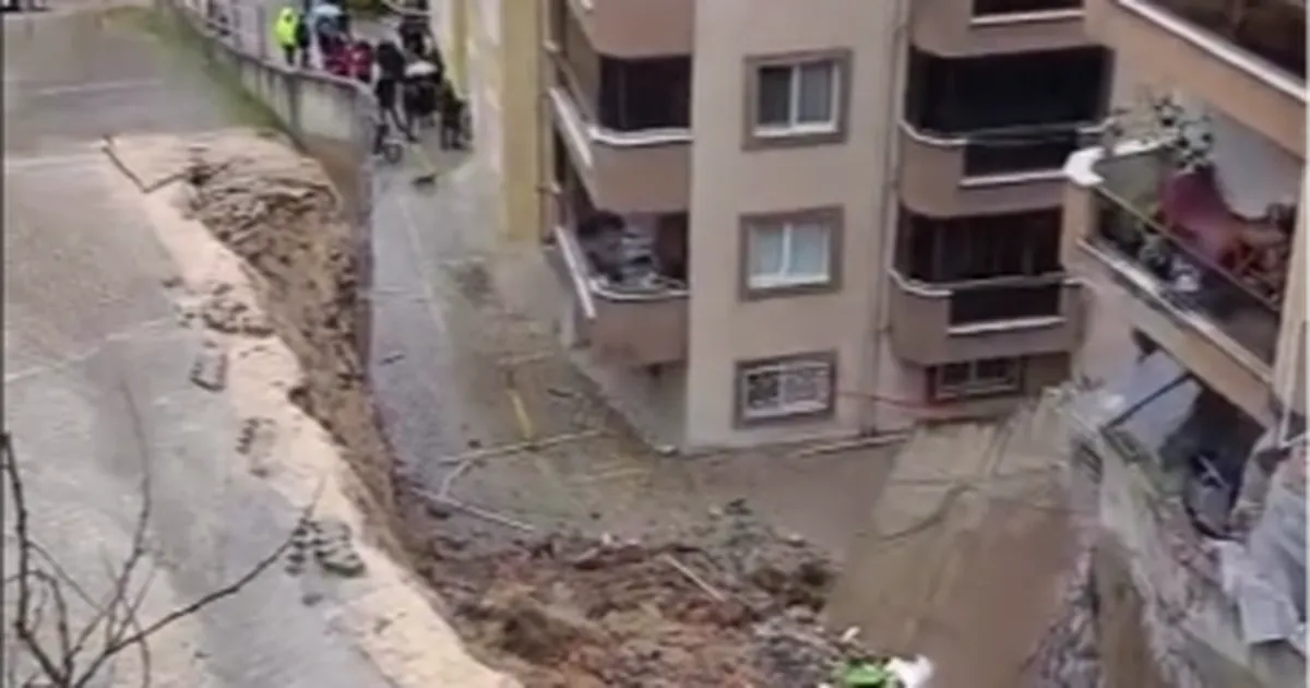 Mudanya Halitpaşa Mahallesi’nde istinat duvarı çöktü!  2 kattaki daireler tahliye edildi