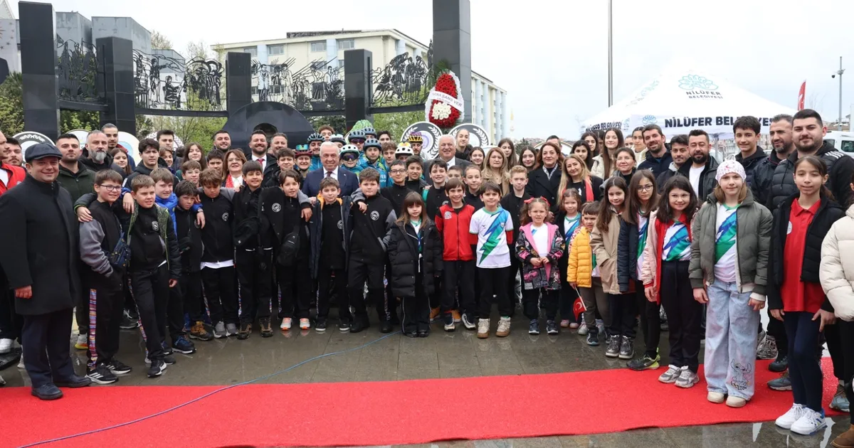 Nilüfer, 23 Nisan’ı Cumhuriyet Meydanı’nda kutladı