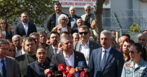CHP Genel Başkanı Özgür Özel, cezaevinde ziyaret ettiği Bursa Büyükşehir
