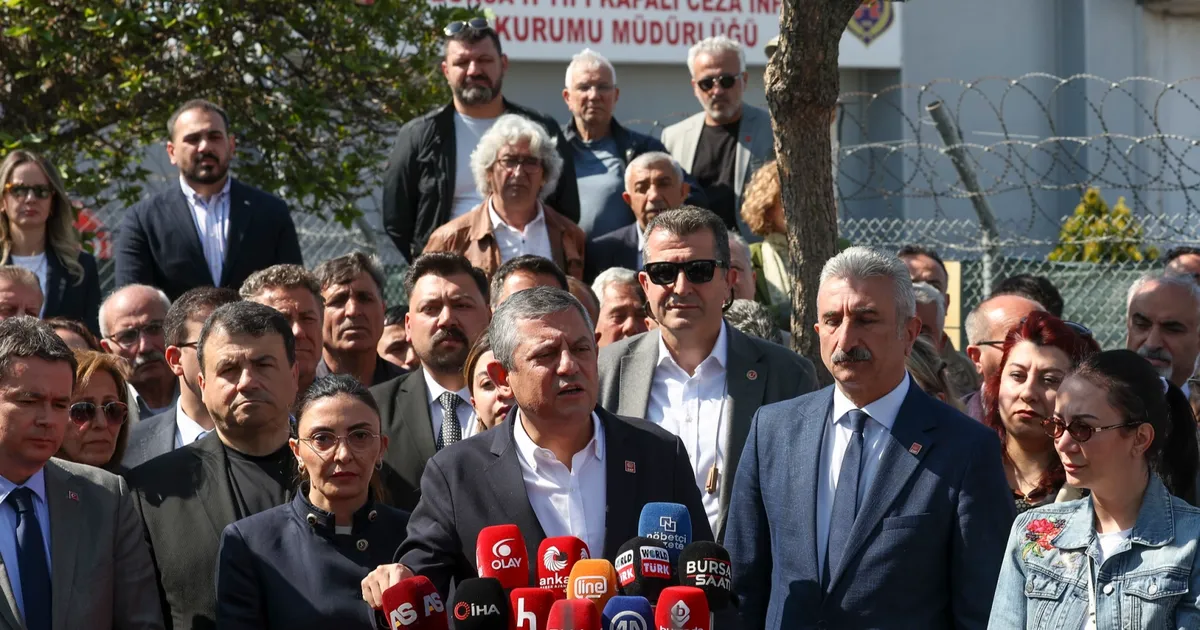 Özgür Özel, Bursa’da tutuklu bulunan Bozbey’i ziyaret etti