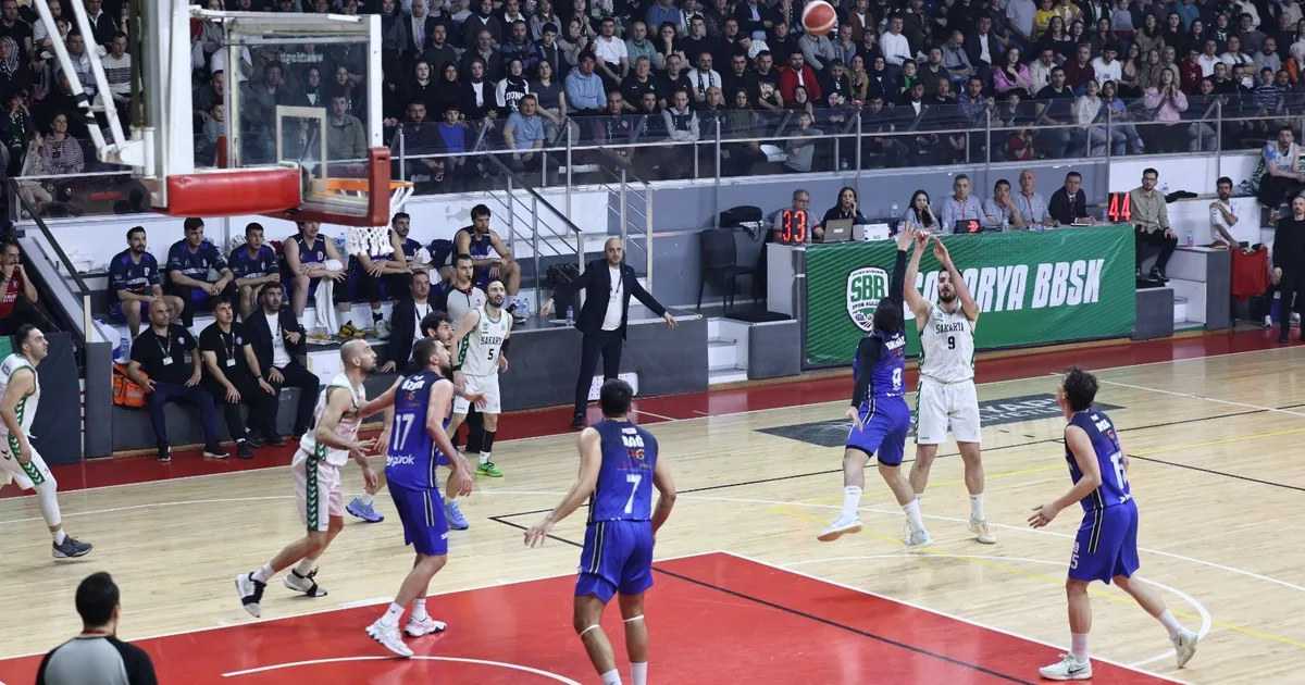 Sakarya potada yarı final serisine galibiyetle başladı