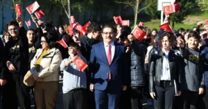Sakarya’da okullarda gerçekleştirilen bayrak ve öğretmen temalı etkinliklerle öğrenciler, milli