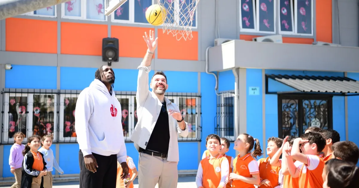 Şampiyon dev adamlar Çayırovalı ilkokul öğrencileriyle buluştu