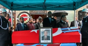 Trabzonspor ve Trabzon Belediyesi’nin eski başkanlarından Atay Aktuğ, düzenlenen törenle