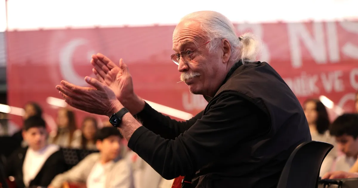 Usta sanatçı Cahit Berkay, Bursa Osmangazi’de gençlerle aynı sahneyi paylaştı