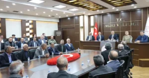 Ağrı Valisi Başkan Bozkurt, köy muhtarlarıyla bir ortaya gelerek altyapı,