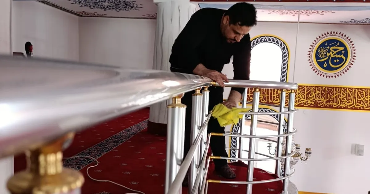 Ağrı’da elinde bez, gönlünde hizmet… Cesim Hoca camiyi bayrama hazırladı