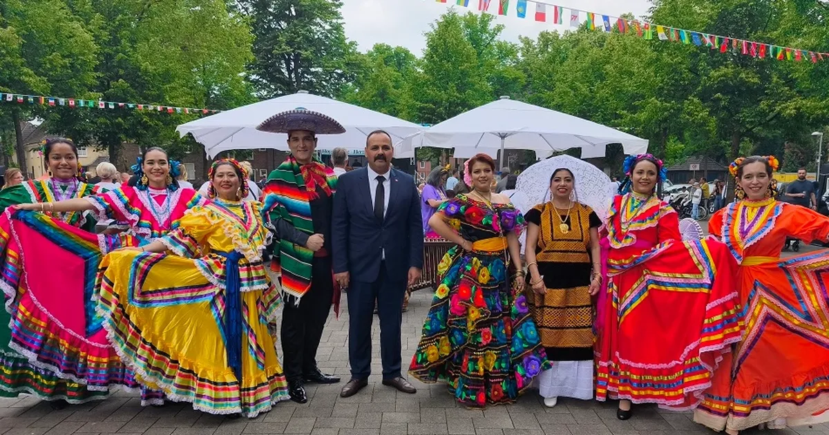 Almanya Dinslaken’de binlerce kişi geleneksel kutlamada buluştu