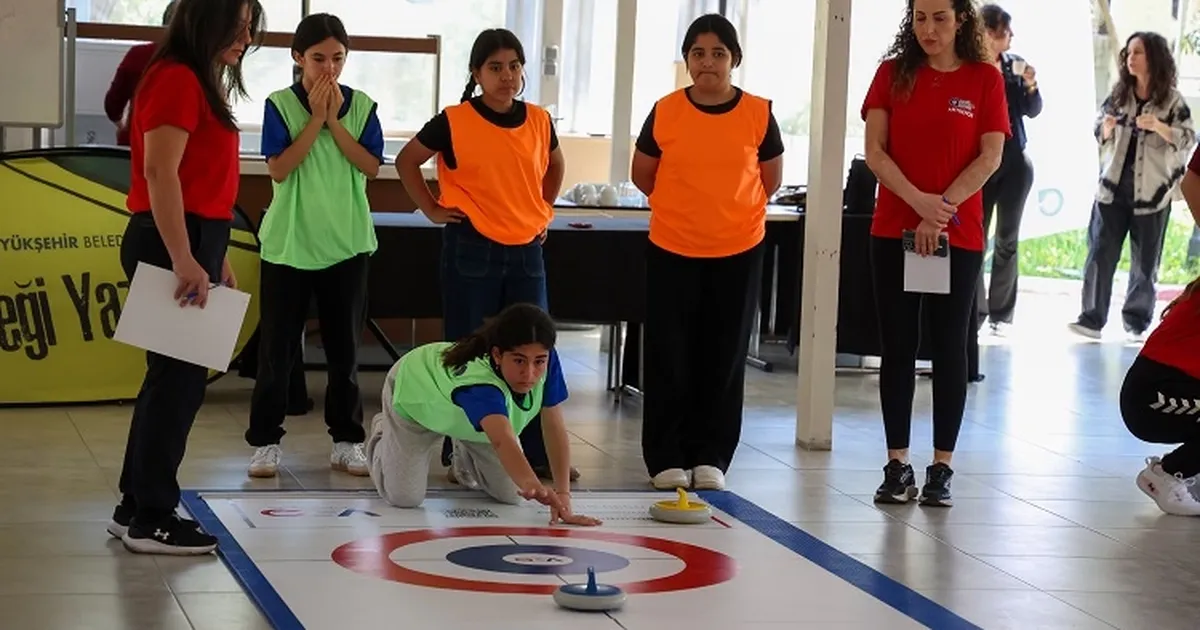 Antalya Büyükşehir’den kız çocuklarına spor desteği