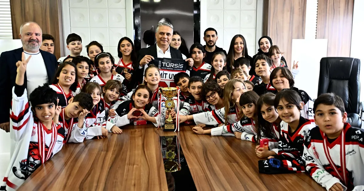 Antalya Muratpaşa Belediye Başkanı Ümit Uysal, belediye bünyesinde faaliyet gösteren