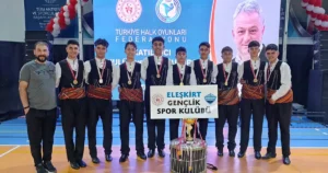 Artvin’de düzenlenen Halk Oyunları Bölge Yarışması’nda sahne alan Eleşkirt Gençlik