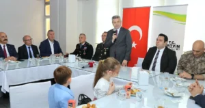 Artvin’de Kurban Bayramı dolayısıyla düzenlenen geleneksel bayramlaşma töreni, yoğun katılım