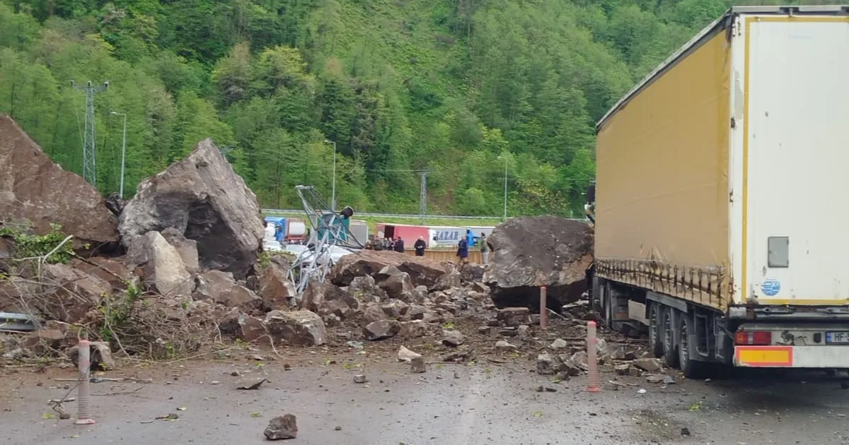 Artvin’de heyelan! Yabancı tır hasar aldı!