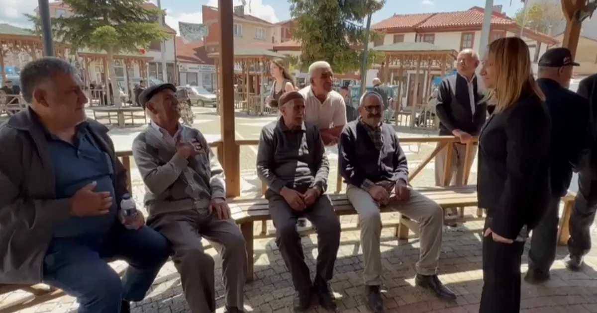 Bilecik’in Pazaryeri ilçesinde Belediye Başkanı Zekiye Tekin, vatandaşlarla kurduğu samimi