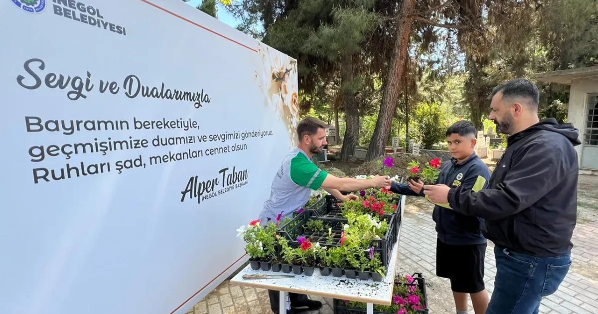 Bursa İnegöl’de bayram öncesi mezarlıklar çiçek açtı