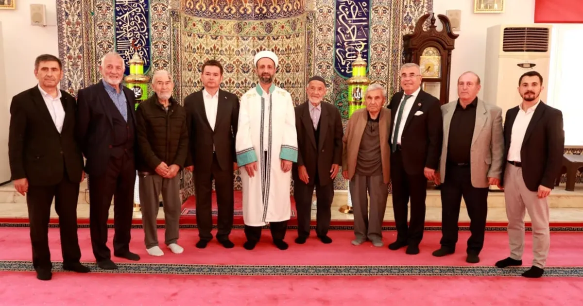 Bursa'da Osmangazi Belediye Başkanı Erkan Aydın, Kurban Bayramı namazını Nilüferköy