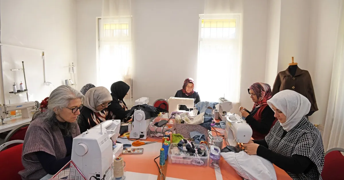 Bursa Osmangazi’de kadınlar geri dönüşümle üretiyor