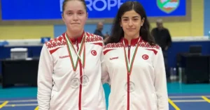 Bursa'da Osmangazi Belediyespor Kulübü’nün başarılı badminton sporcuları Elifnur Demir ve