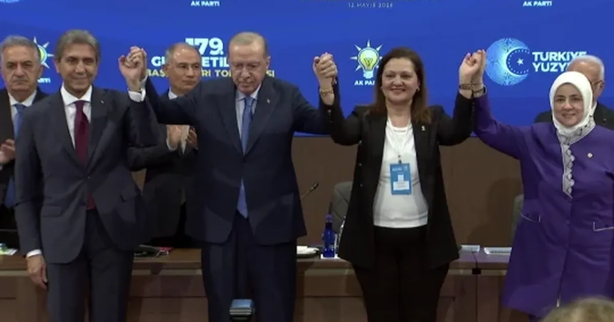 CHP’li iki belediyeden AK Parti’ye katılım… Rozetlerini Erdoğan taktı