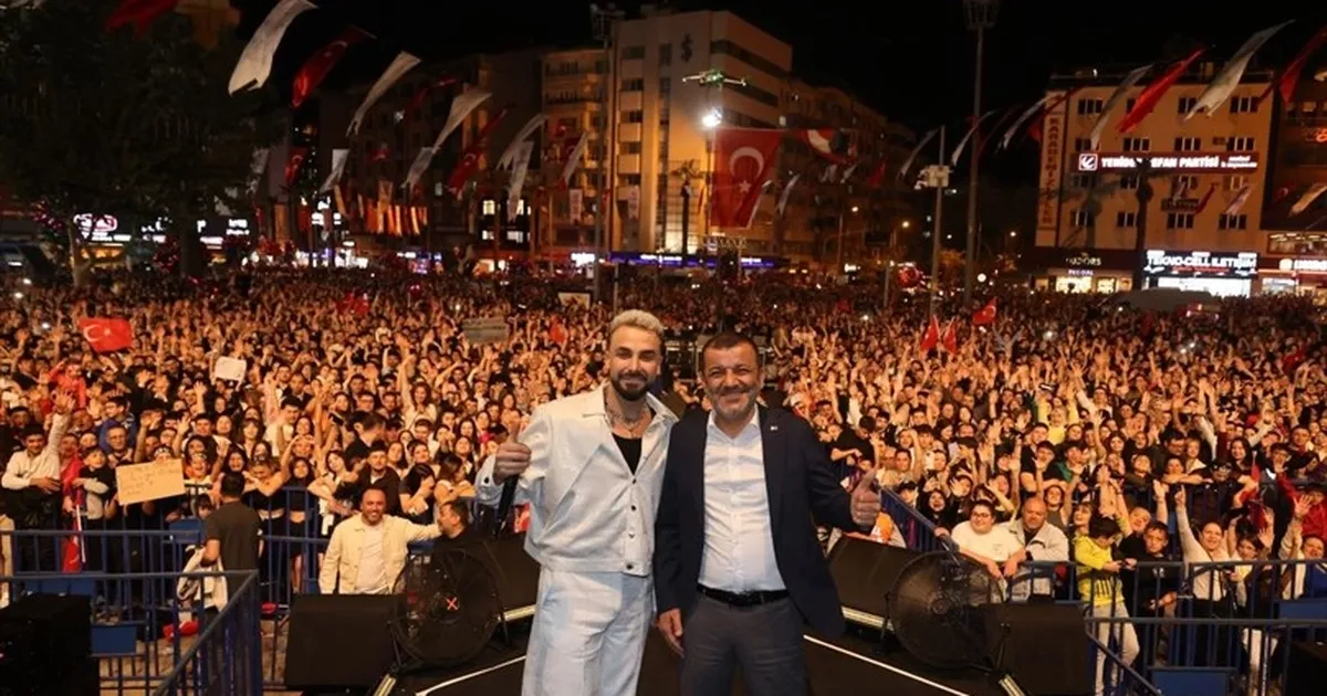 Denizli’de dev buluşma: On binler Sefo konserine akın etti