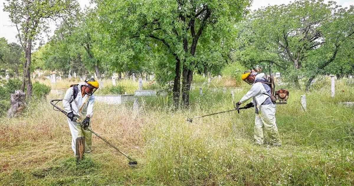 Denizli’de mezarlıklar Kurban Bayramı’na hazır