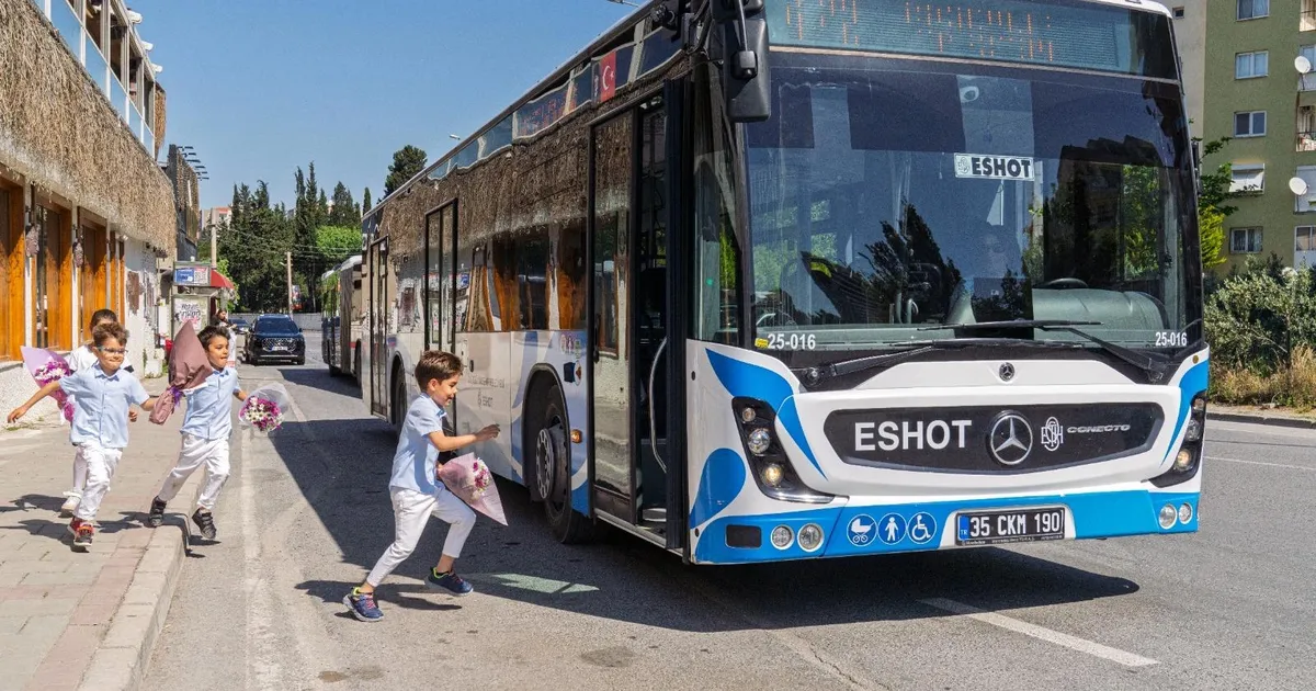 Direksiyon başında bir anne, durakta bekleyen dört kalp!