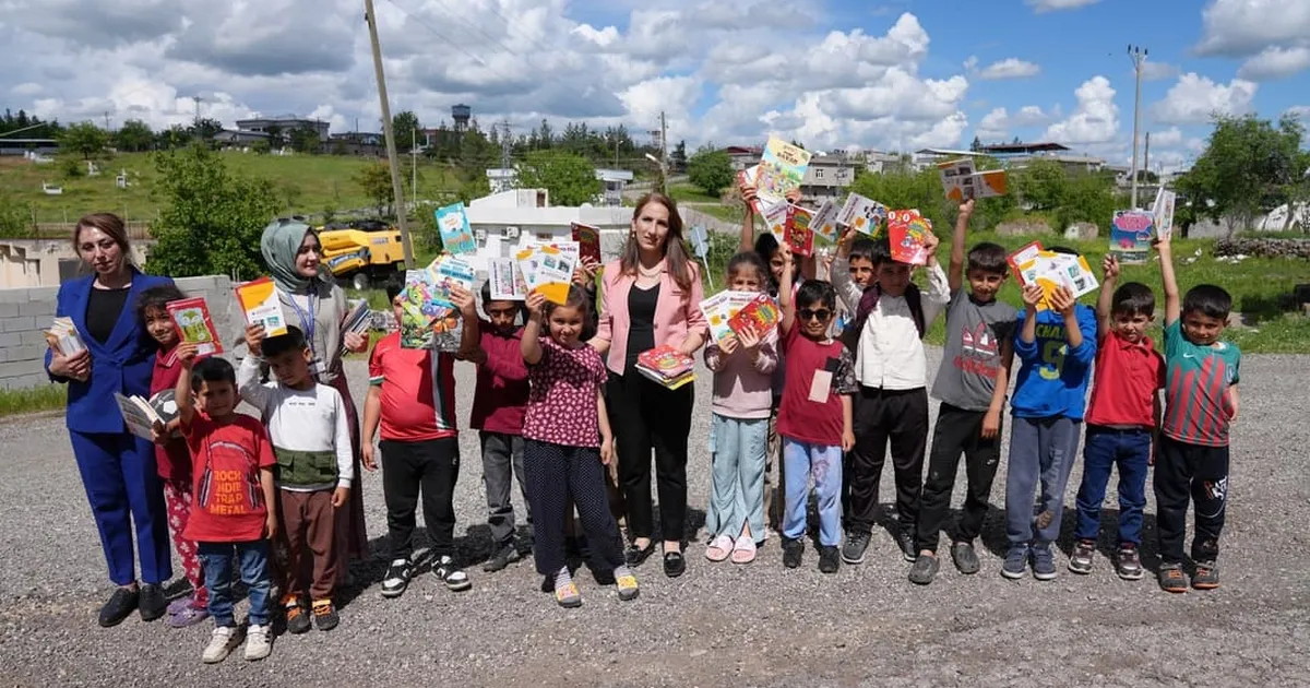 Diyarbakır’da ‘Masal Sandığı’ projesiyle kitaplar çocuklara ulaştırıldı