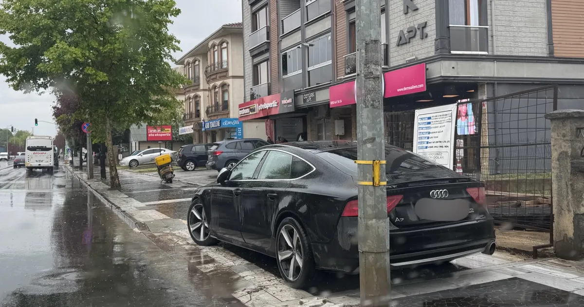 Düzce’de kaldırımlar araç işgali altında!