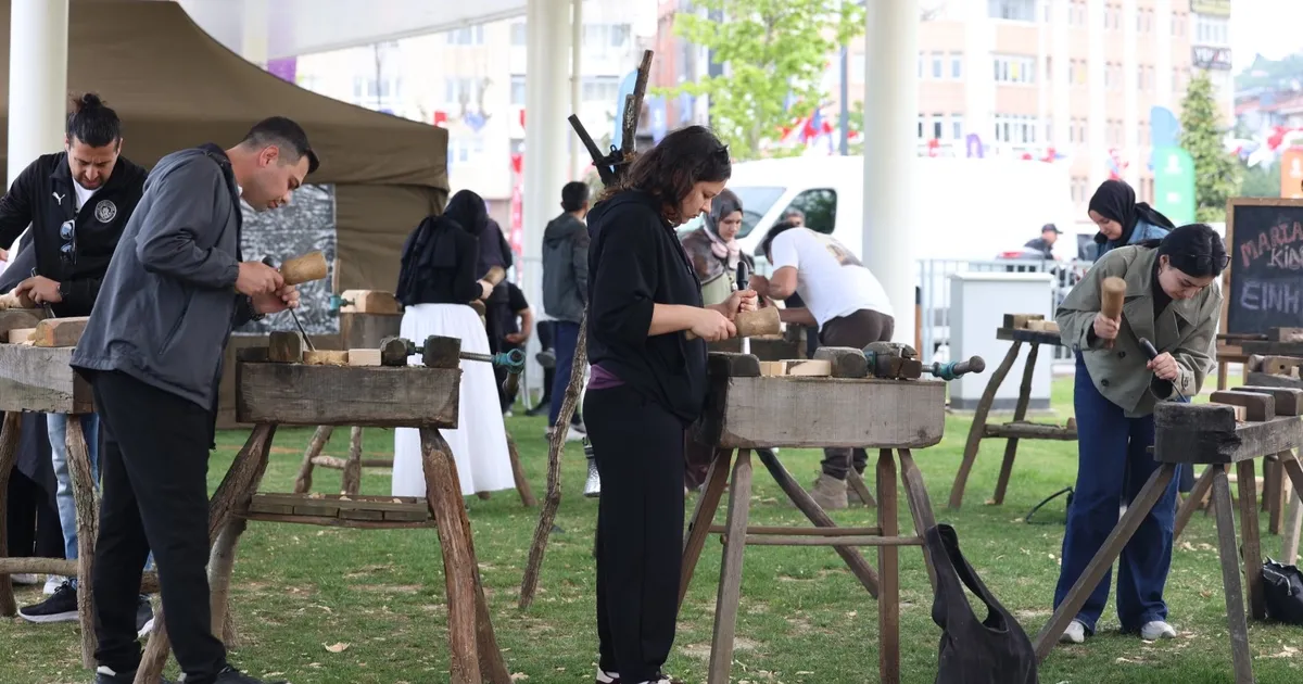 EnFest’te genç eller ahşap ve deri atölyelerinde üretti