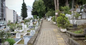 Giresun Belediyesi Mezarlıklar Müdürlüğü ekipleri, Kurban Bayramı öncesinde vatandaşların mezarlık