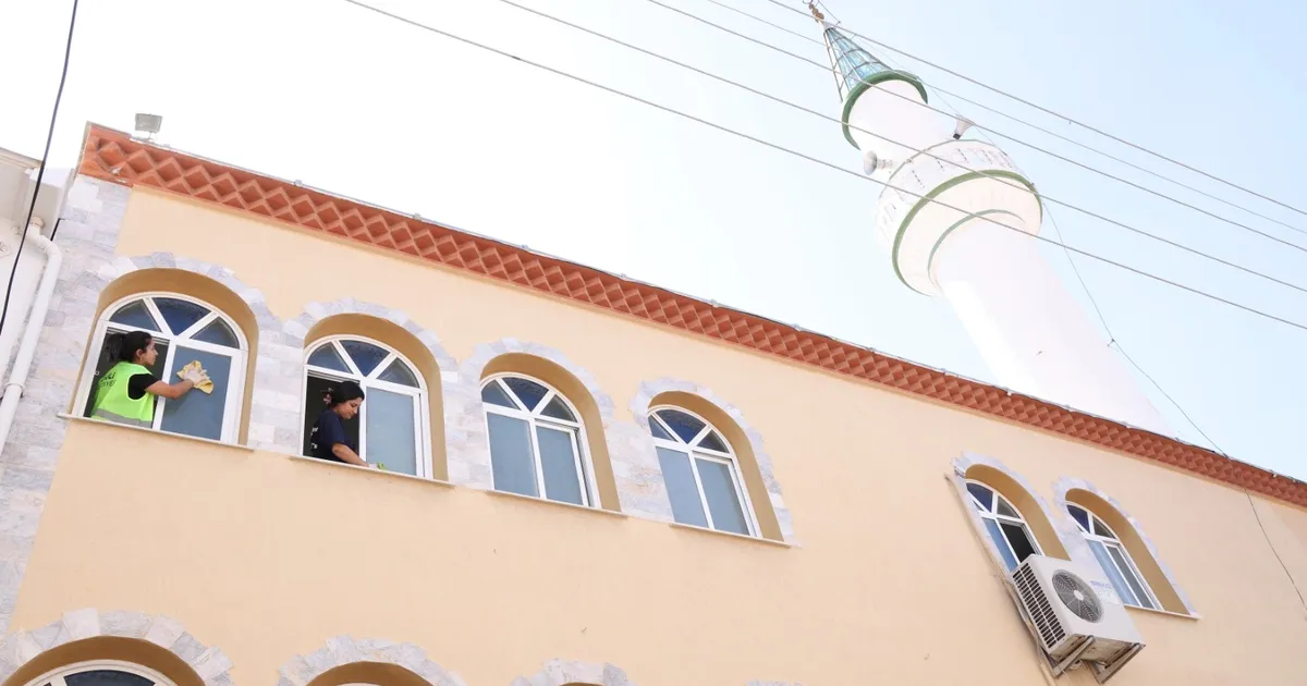 İzmir Çiğli’de camilerde bayram temizliği
