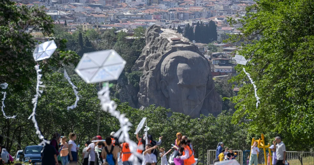 İzmir Kadifekale semaları renklendi