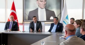 İzmir'de Narlıdere Belediye Başkanı Erman Uzun, ilçedeki mahalle muhtarlarıyla ortak