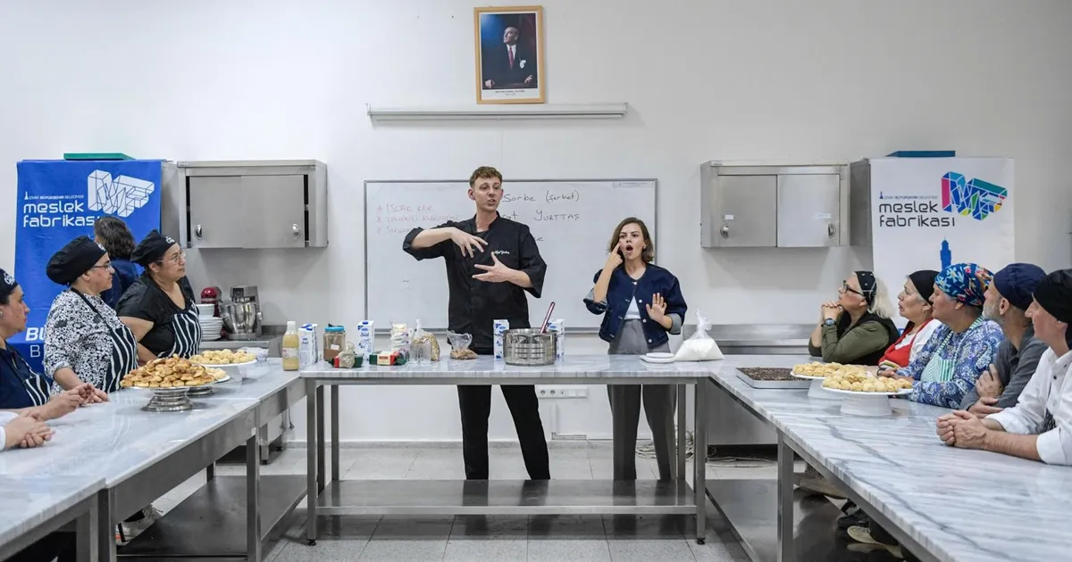 İzmir Büyükşehir Belediyesi Meslek Fabrikası’nda aşçılık eğitimi alan sağır ve