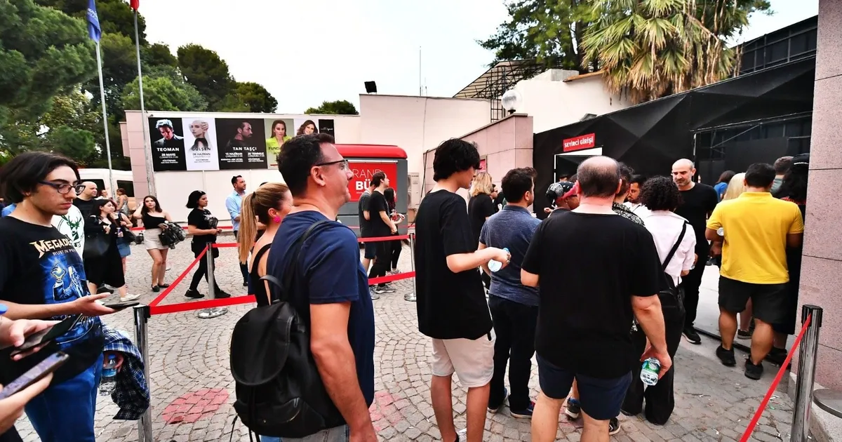 İzmir’de gençliğe üç bilet jesti