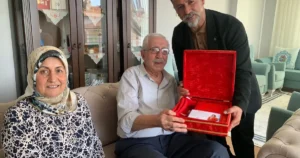 İzmit Belediyesi, Karamürsel’de yaşayan Kıbrıs gazilerini evlerinde ziyaret ederek hem