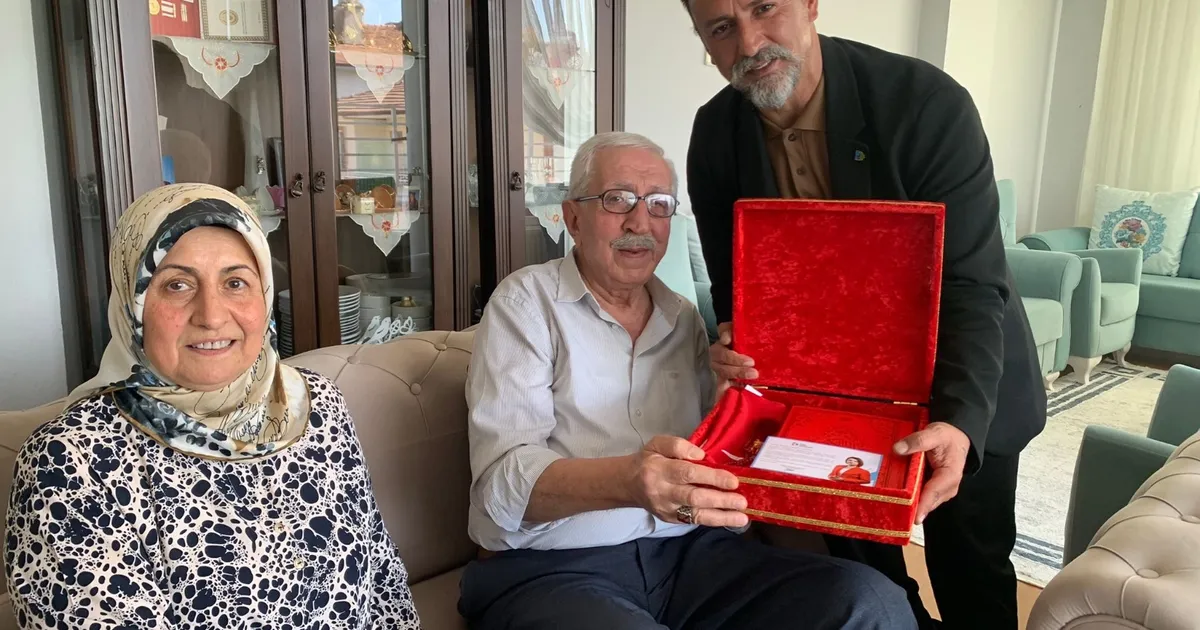 İzmit Belediyesi, Karamürsel’de yaşayan Kıbrıs gazilerini evlerinde ziyaret ederek hem