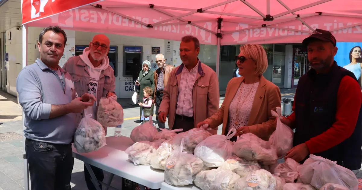 İzmit’te ücretsiz istiridye mantarları dağıtıldı