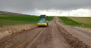 Kayseri Büyükşehir Belediyesi, yaklaşan Kurban Bayramı öncesinde kırsal mahalle yollarında
