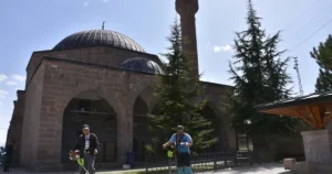 Kayseri Kocasinan Belediyesi tarafından Kurban Bayramı öncesi ilçe genelinde mezarlıklar