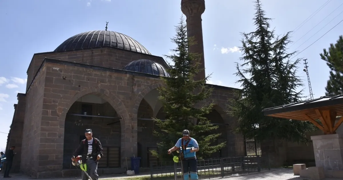 Kayseri Kocasinan Belediyesi tarafından Kurban Bayramı öncesi ilçe genelinde mezarlıklar
