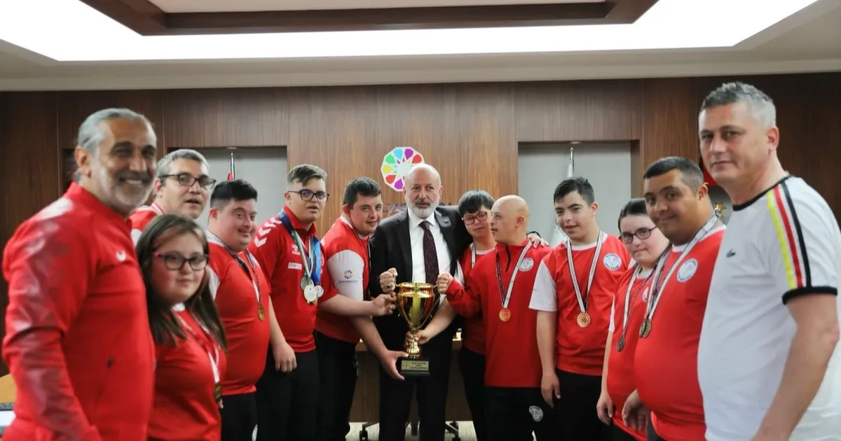 Kocasinan Belediye Başkanı Ahmet Çolakbayrakdar, Futsal Türkiye Şampiyonası’nda elde ettikleri
